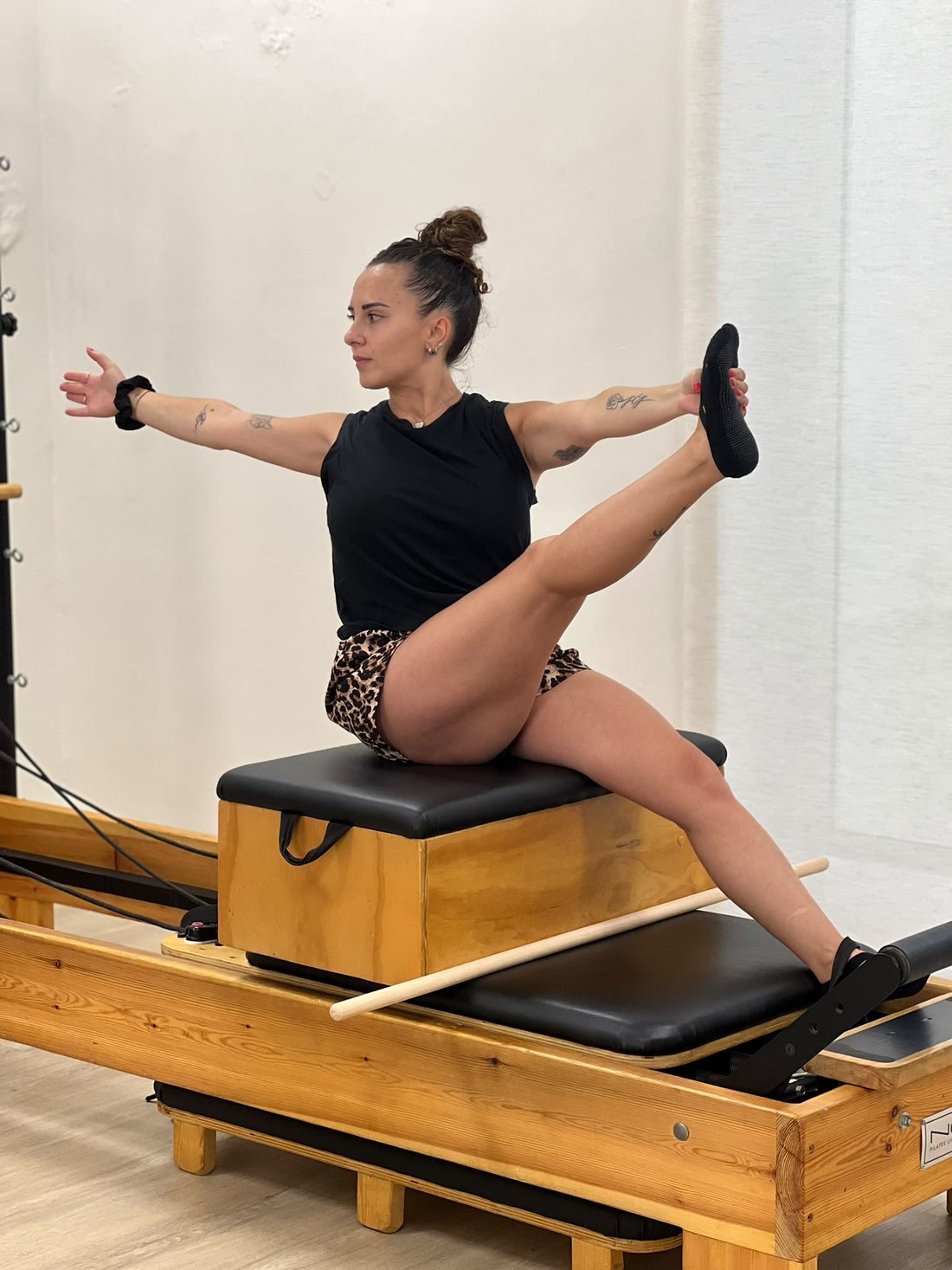 Alumna practicando Pilates sobre un reformer en RYO Pilates Studio
